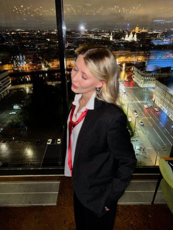 Незабываемый корпоратив: сочетание черного кофе и красных роз