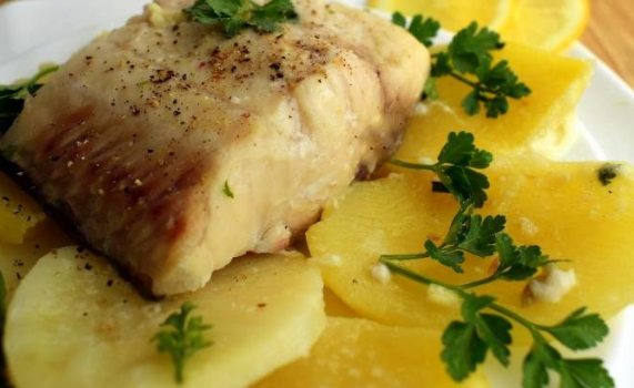 Тушеный картофель с рыбой: идеальное блюдо для семейного ужина