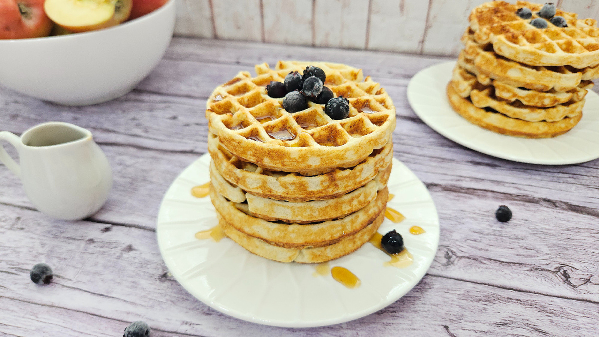 Легкие и полезные: приготовьте творожные вафли с яблоком для зарядки энергии