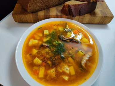 Кулинарный хит из СССР: рыбный суп с килькой в томате