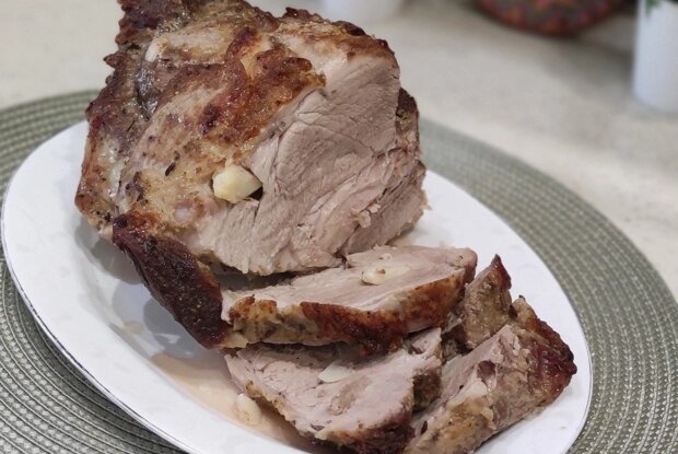 Буженина с чесноком