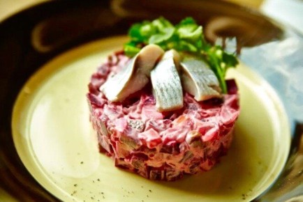 Необычные идеи для салатов: откройте для себя новые вкусы с селедкой