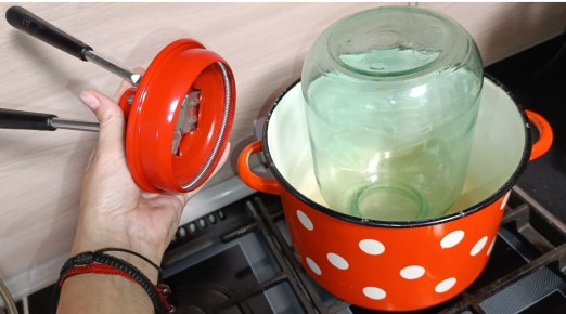 Как быстро и просто стерилизовать банки: необычные методы для дачников