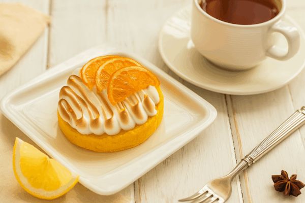 Насладитесь ореховым пирожным с апельсинами и творожным безе