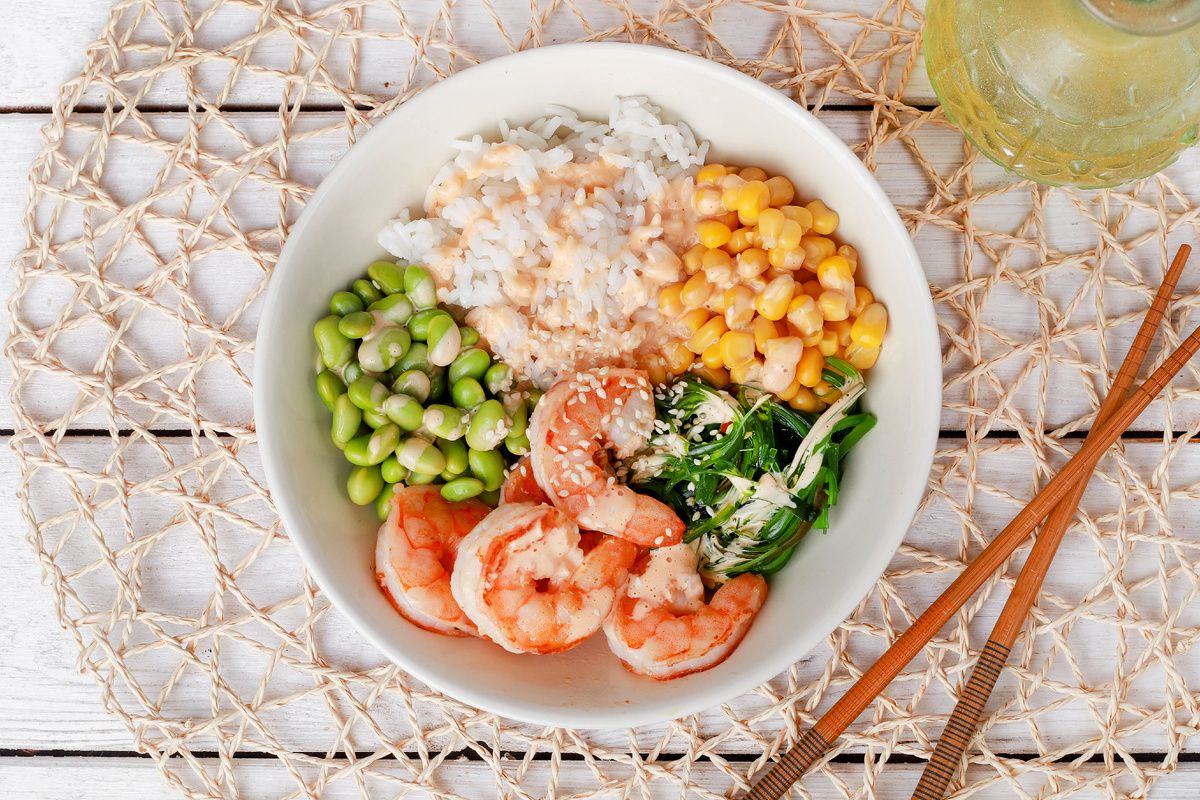 Вдохновение для ужина: поке с креветками и экзотическими ингредиентами