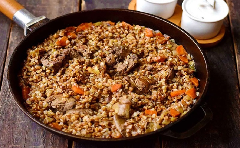 Тушёная печень с гречкой: идеальный ужин за полчаса