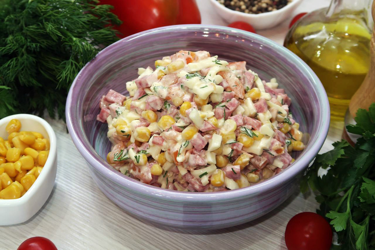 Легкий и сытный салат с копчёной колбасой и сыром