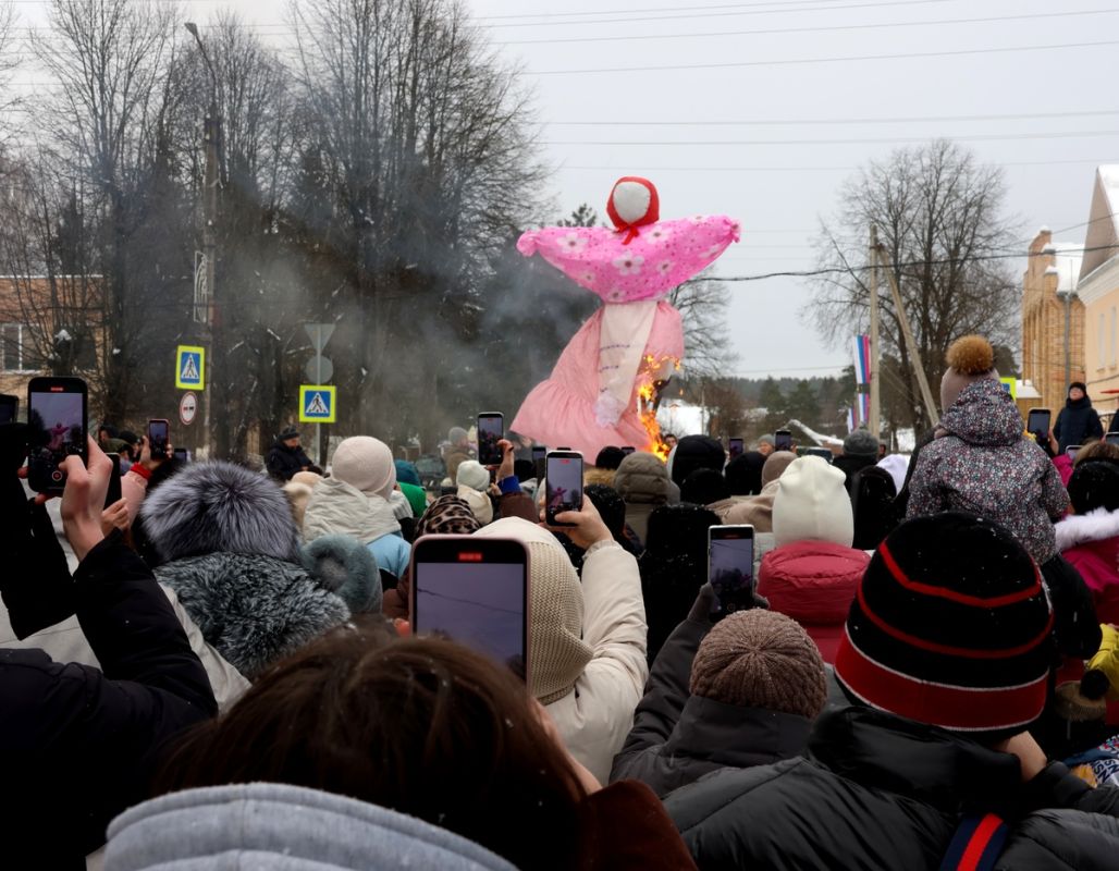 Юхнов встречает Масленицу: традиции и веселье на центральной площади