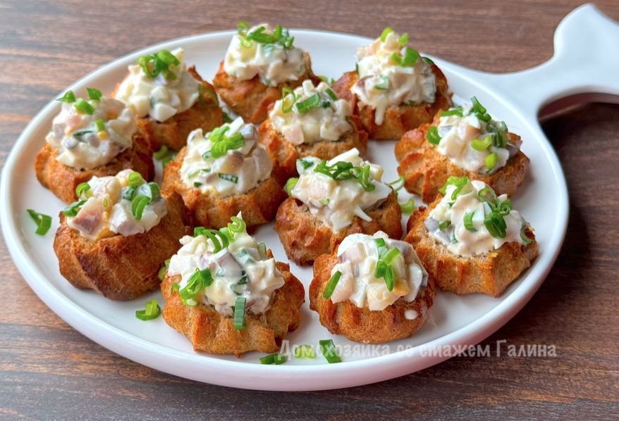 Необычная закуска: селедка в профитролях для веселых встреч