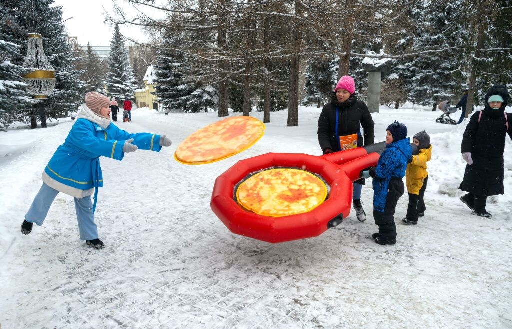 Челябинск отпраздновал Масленицу с метанием блинов