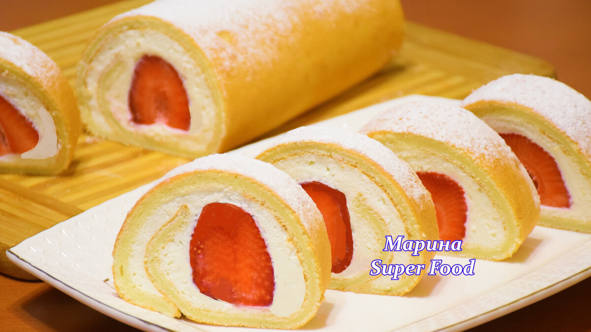 Нежный бисквитный рулет с клубникой и сливками: идеально к чаю