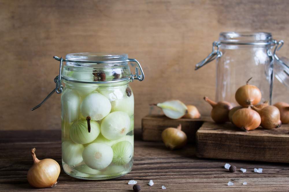 Как заготовить лук и чеснок: полезные рецепты на зиму