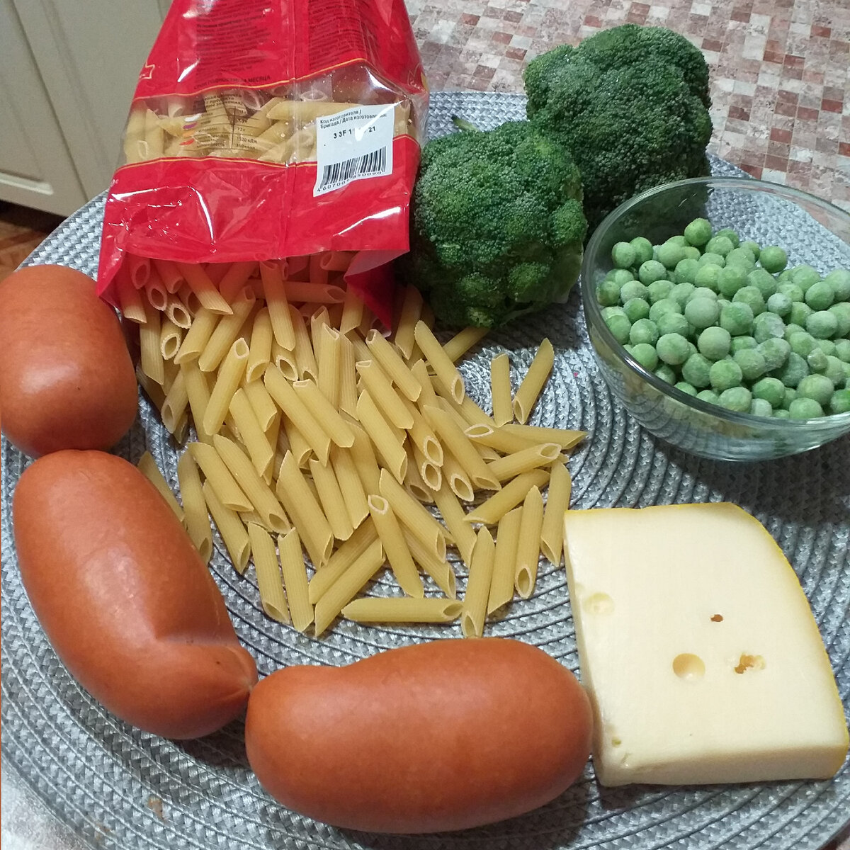 Запечённые макароны с брокколи и зелёным горошком