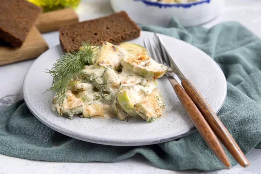 Кабачки в сметане с чесноком