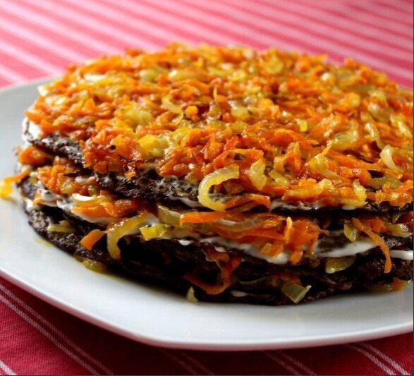 Нежный печеночный торт с морковью и луком