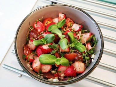 Теплый салат, который раскрывает вкус редиса