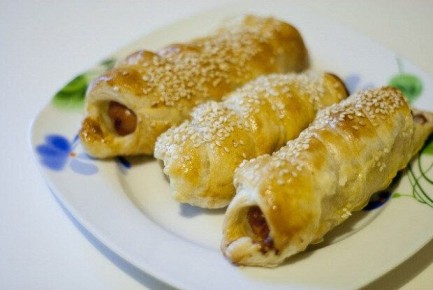 Сосиски в слоеном тесте: идеальный завтрак с кунжутом