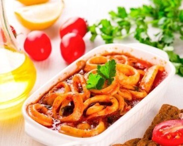 Кальмары в томатном соусе: быстрое и вкусное блюдо для любителей морепродуктов