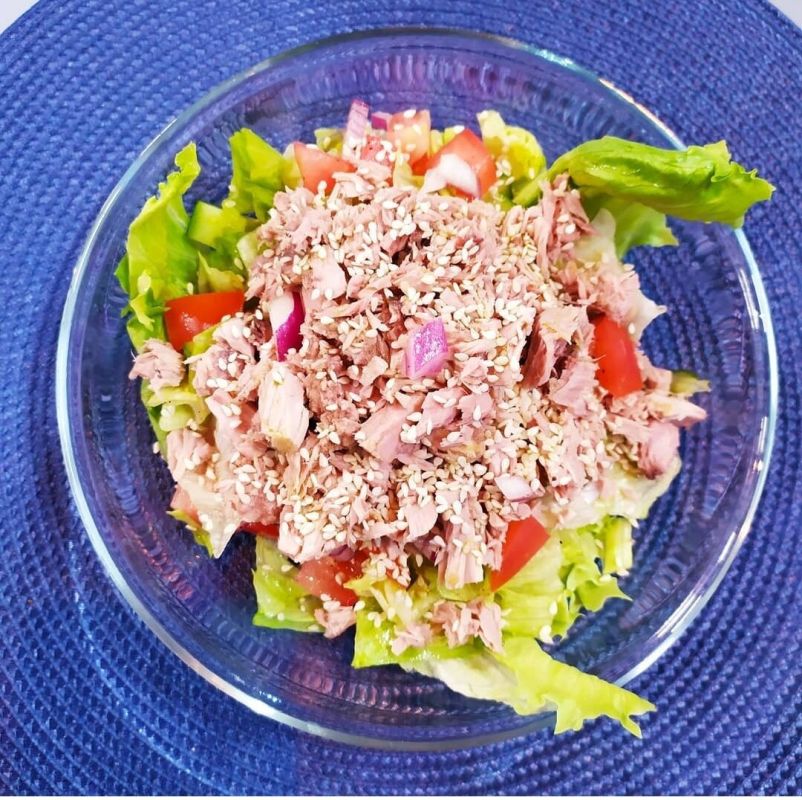 Легкий и вкусный салат с тунцом для быстрого завтрака
