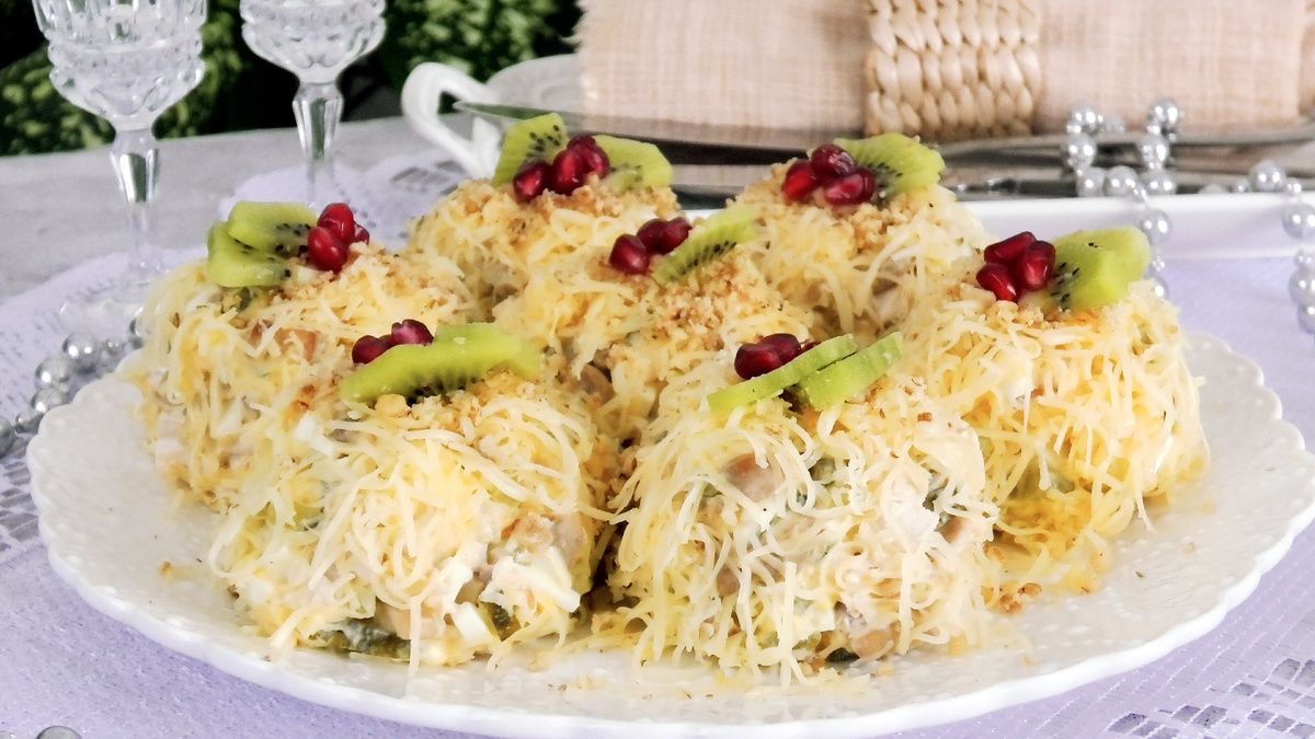 Новогодний салат с оригинальной подачей для праздничного стола