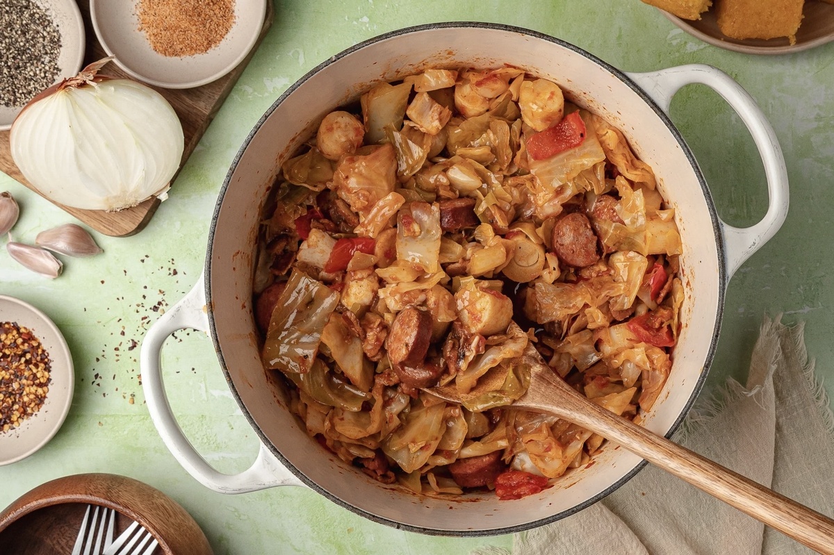 Тушеная капуста с сосисками: вкус детства в одной сковороде