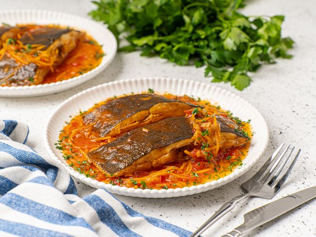 Камбала в томатном соусе: удивительное сочетание свежести моря и насыщенных вкусов