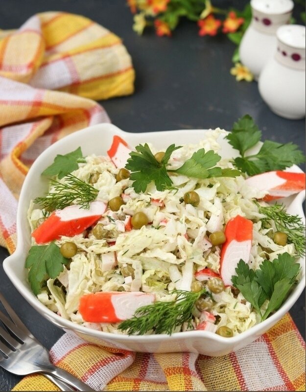 Как быстро приготовить салат с пекинской капустой и крабовыми палочками