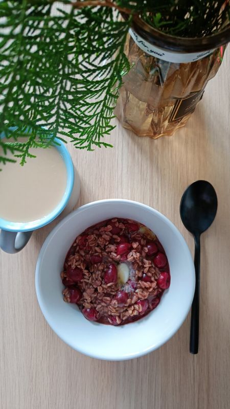 Волшебство домашнего завтрака: шоколадная овсянка с вишней и корицей