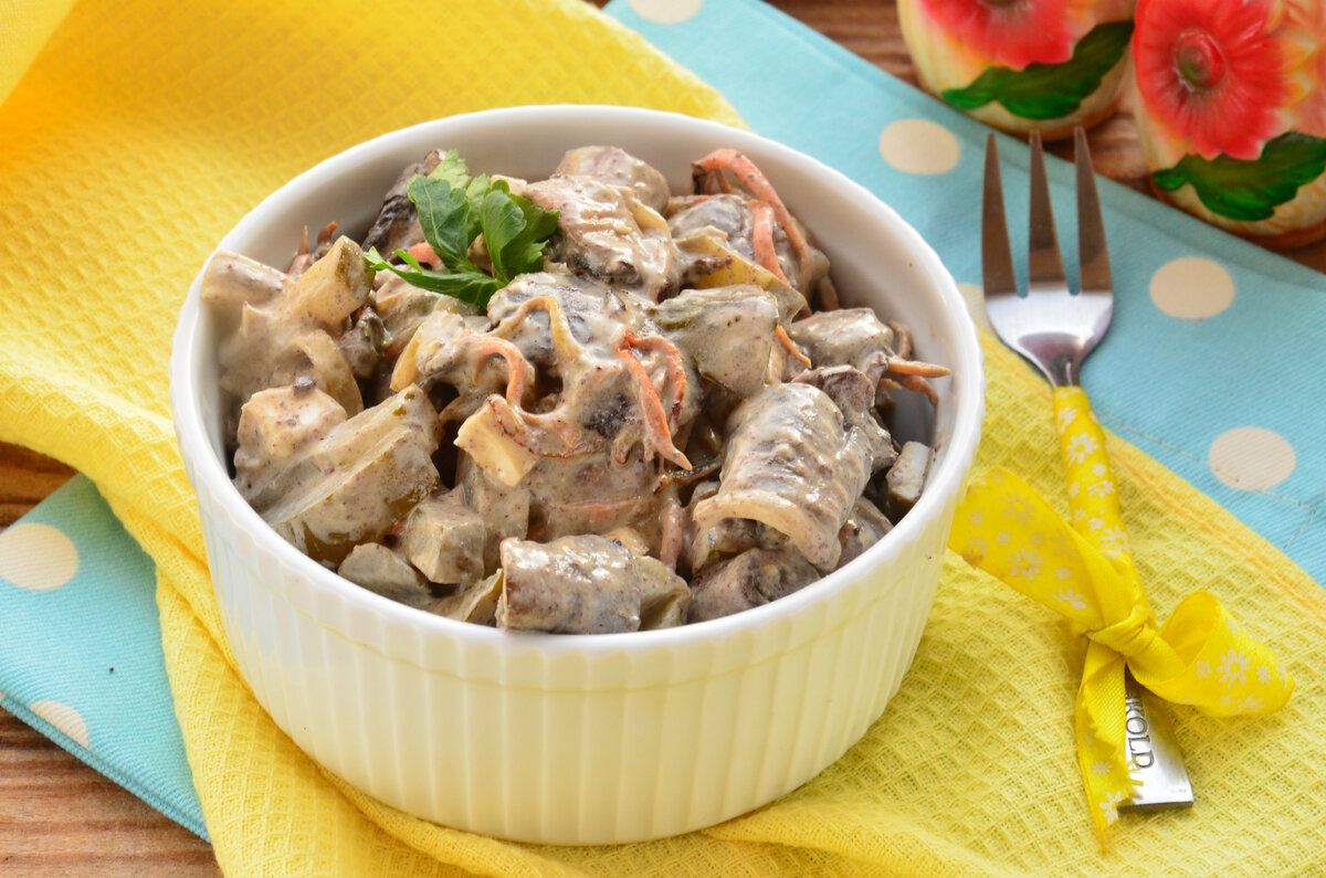 Сытные салаты с куриной печенью: попробуйте четыре оригинальных рецепта