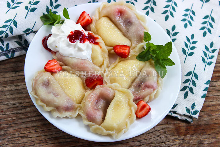 Двойные вареники с творогом и клубникой