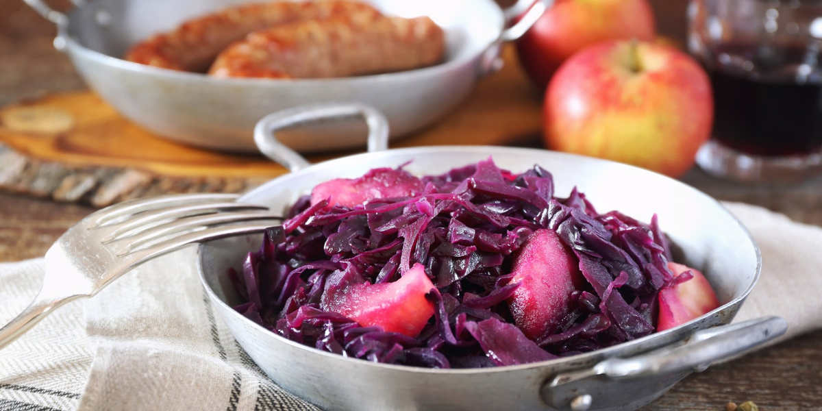 Традиционное блюдо для вашего стола: тушеная красная капуста с яблоком