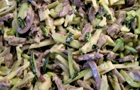 Легкий салат с куриными сердечками и огурцами для свежести