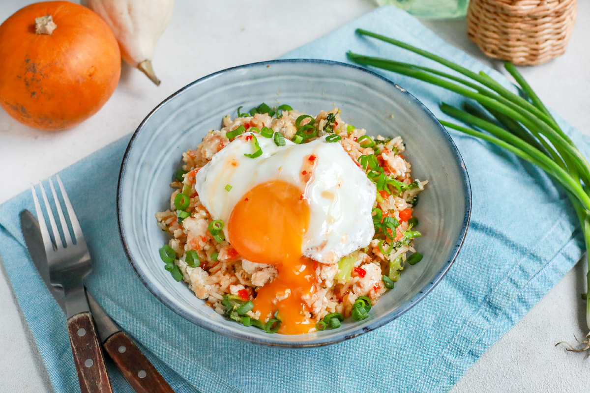 Насладитесь рисом «Джакарта» с индонезийским цыплёнком и яйцом