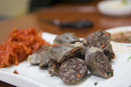 Сундэ: уникальная корейская кровяная колбаса с рисом и овощами