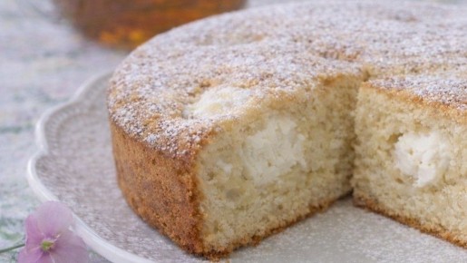 Пирог с творожными шариками: простой и вкусный рецепт на кефире