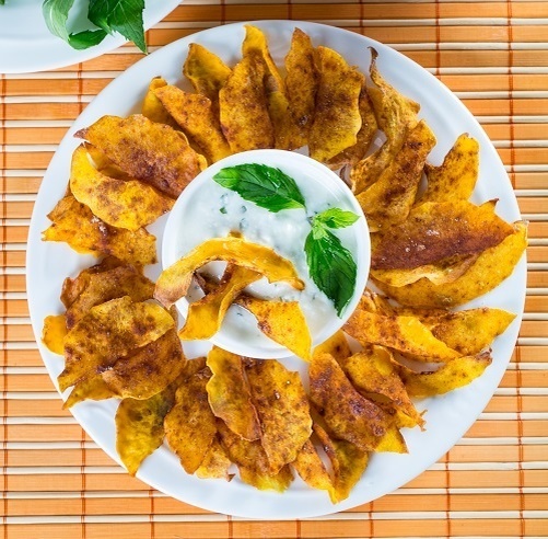 Нежные тыквенные чипсы с мятным соусом – поразите своих близких