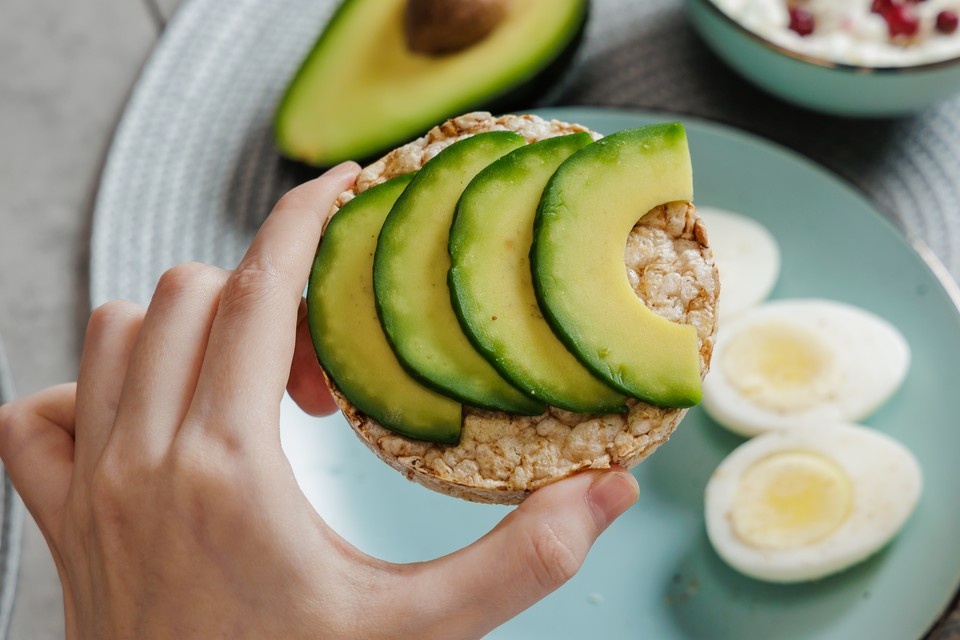 Миф о полезных хлебцах разрушен: эксперт предупреждает