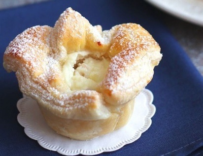 Нежный десерт в слоеных корзиночках: творог и груша в гармонии