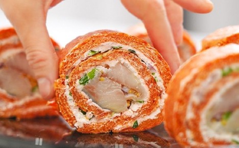 Яркий новогодний рулет из селедки и свеклы, который снова вас удивит