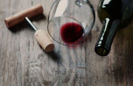 Как вставляют винные пробки, если их диаметр больше горлышка