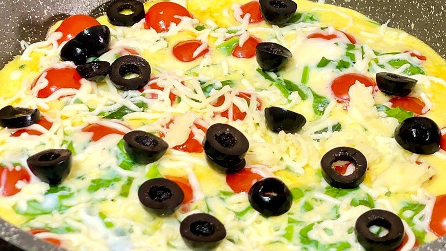 Простой омлет с овощами и сыром: идеальный завтрак или ужин