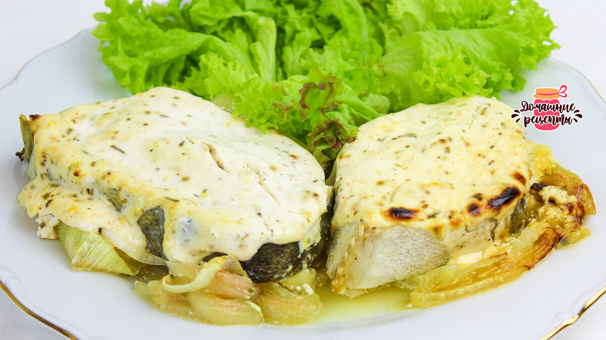 Нежная треска на луковой подушке — идеальный ужин для всей семьи