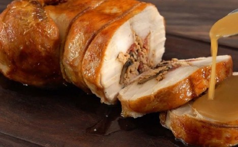 Как приготовить праздничный рулет из целой курицы с изысканной начинкой