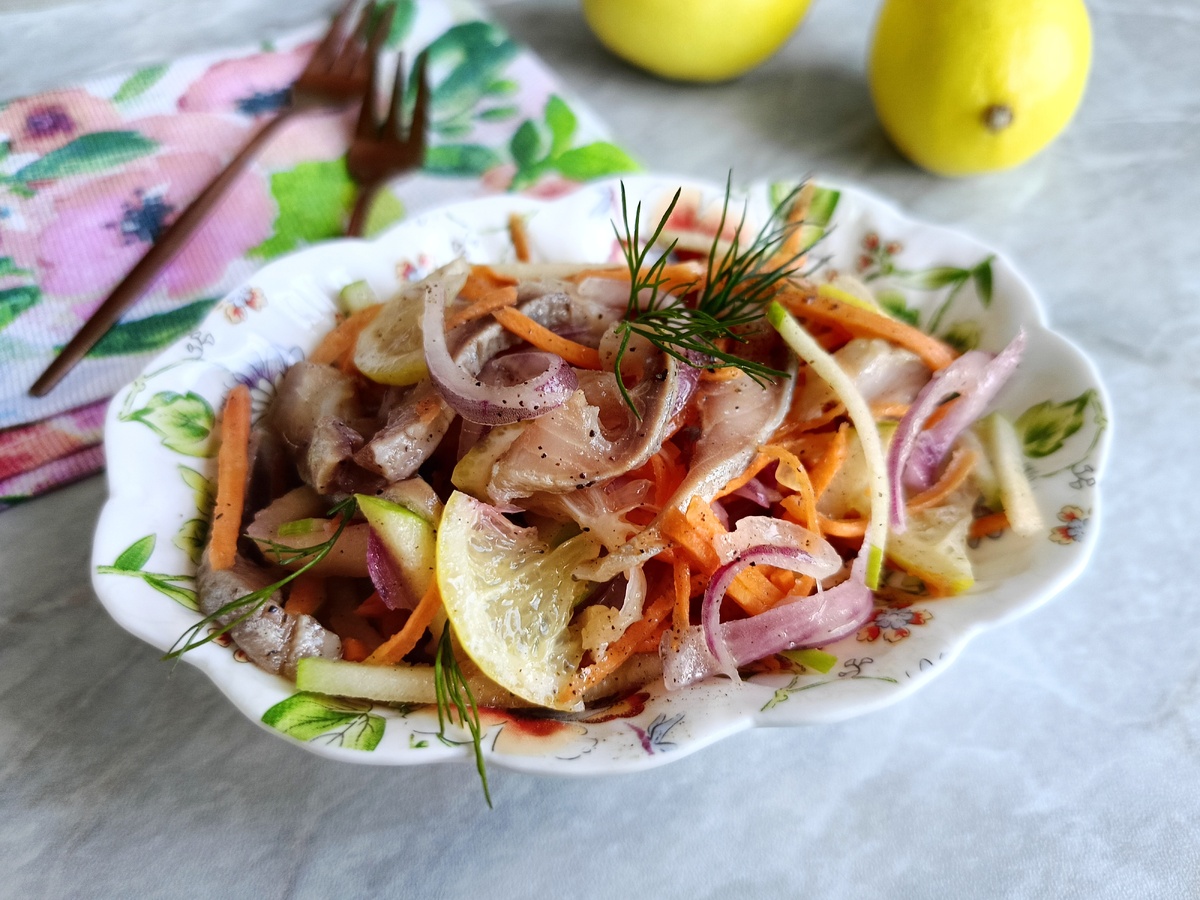 Погружение во вкус: салат с селедкой, овощами и яблоком, который покорит ваше сердце