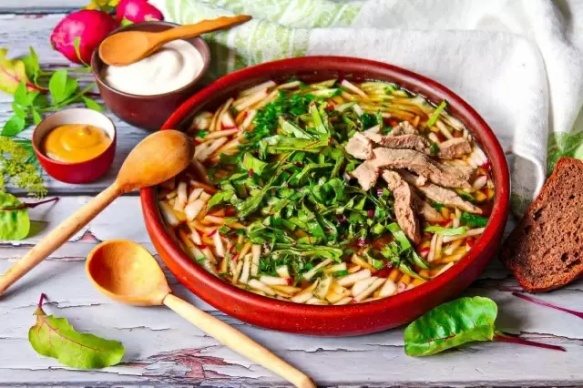 Ботвинья: Летнее наслаждение со вкусом сытного бульона