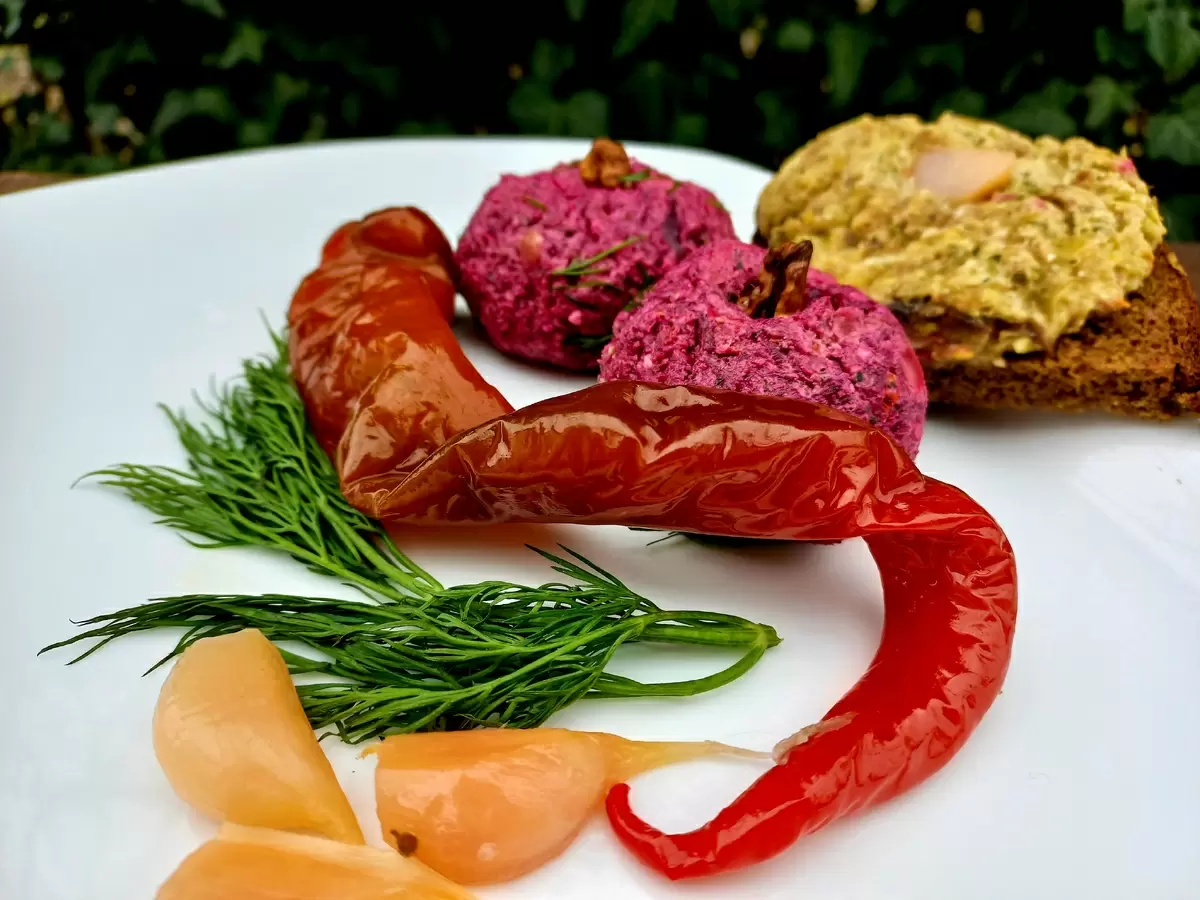 Овощные закуски в грузинском стиле: пхали со свеклой и баклажанами