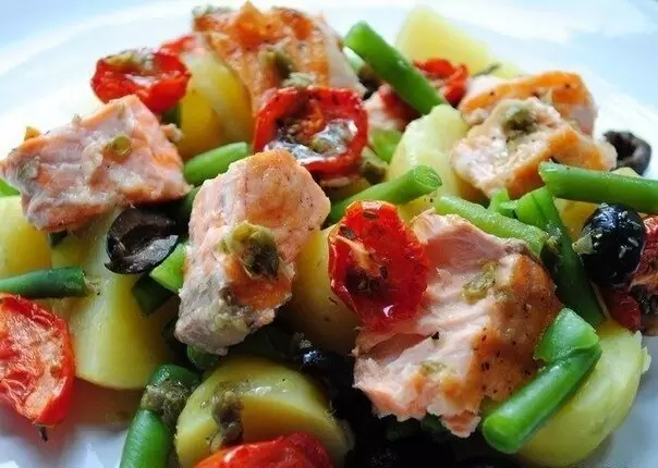 Теплый салат с лососем