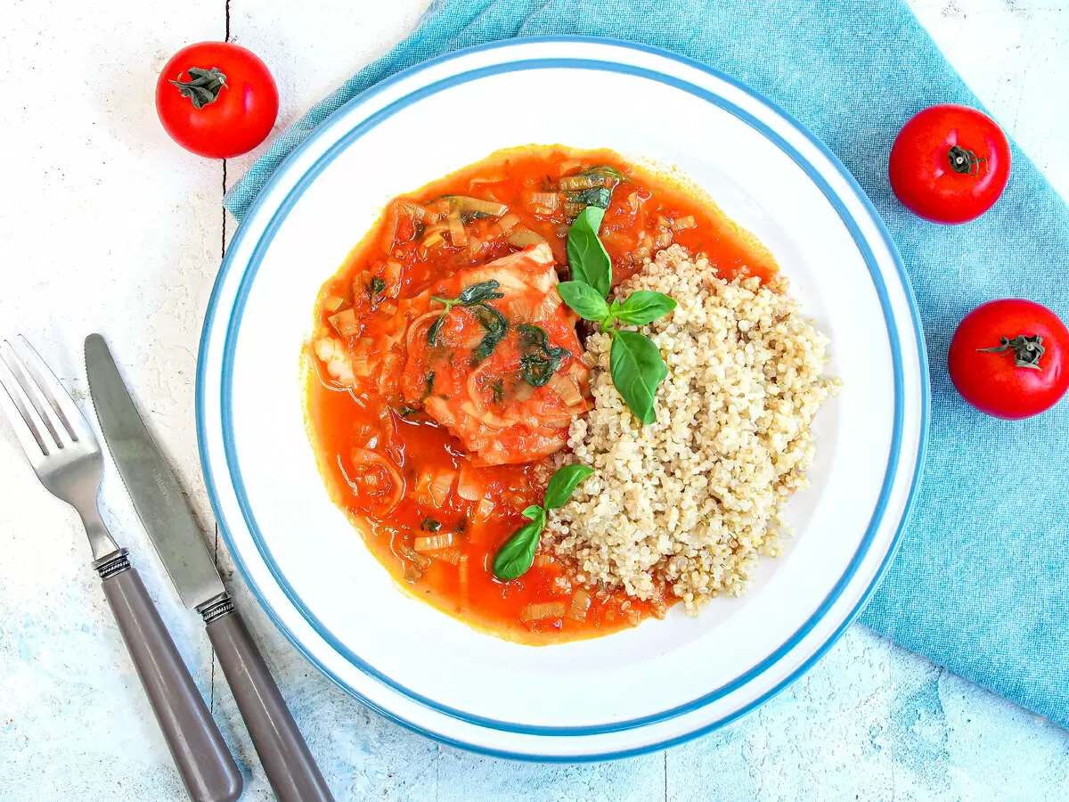 Обжаренная треска с томатно-базиликовым соусом: яркое сочетание вкусов и пользы