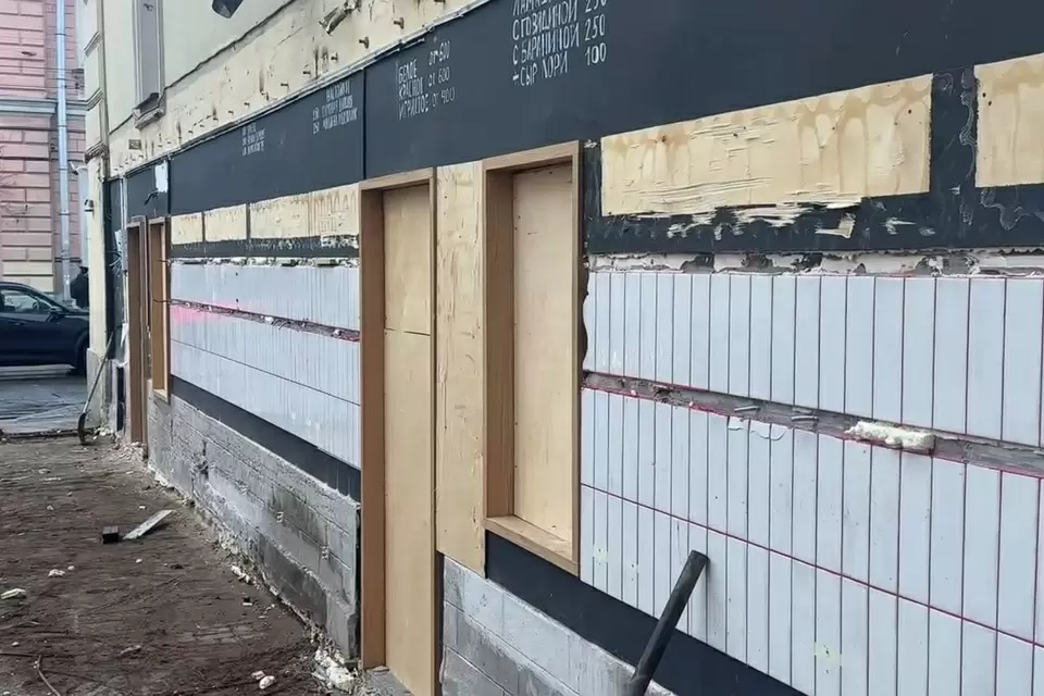 В Питере снесли незаконное кафе с новым фасадом