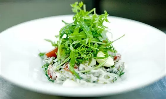 Салат с грибами и говяжьим языком: гурманский штрих для вашего стола